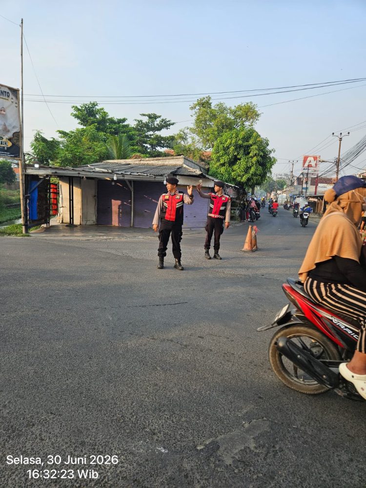 Polsek Tambelang Atur Arus Sore di Pertigaan Pasar Sukarapih