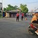 Polsek Tambelang Atur Arus Sore di Pertigaan Pasar Sukarapih