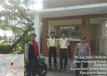 Patroli Jalan Kaki Polsek Serang Baru Perkuat Pencegahan 3C di Perumahan Wonderful Cikarang