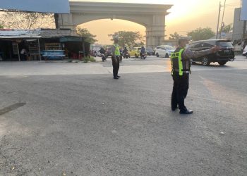 Polsek Cikarang Pusat Atur Arus Sore di Depan Pasar Modern dan Gerbang Meikarta