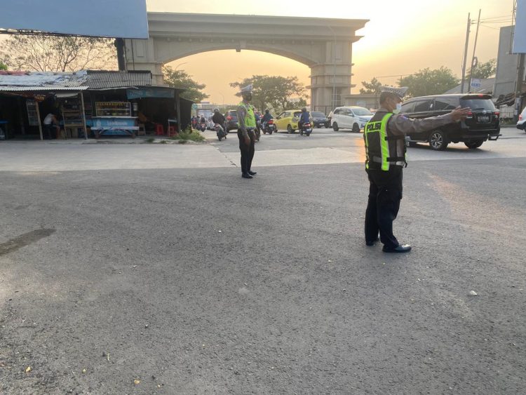 Polsek Cikarang Pusat Atur Arus Sore di Depan Pasar Modern dan Gerbang Meikarta