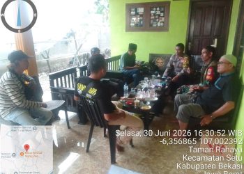 Jaga Bekasi On The Spot, Bhabinkamtibmas Tamanrahayu dan Babinsa Ajak Warga Aktifkan Siskamling