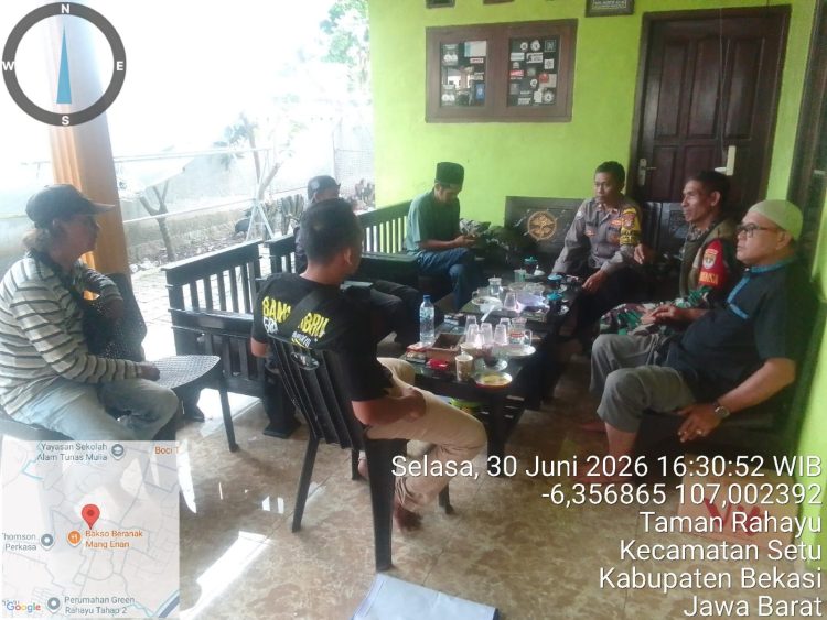 Jaga Bekasi On The Spot, Bhabinkamtibmas Tamanrahayu dan Babinsa Ajak Warga Aktifkan Siskamling