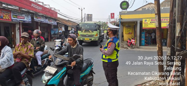 Polsek Setu Jaga Kelancaran Arus Sore di Pertigaan KUD Ciledug