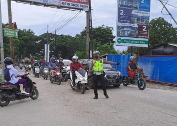 Polsek Babelan Atur Arus Pulang Kerja di Perempatan Warung Gabus Pucung