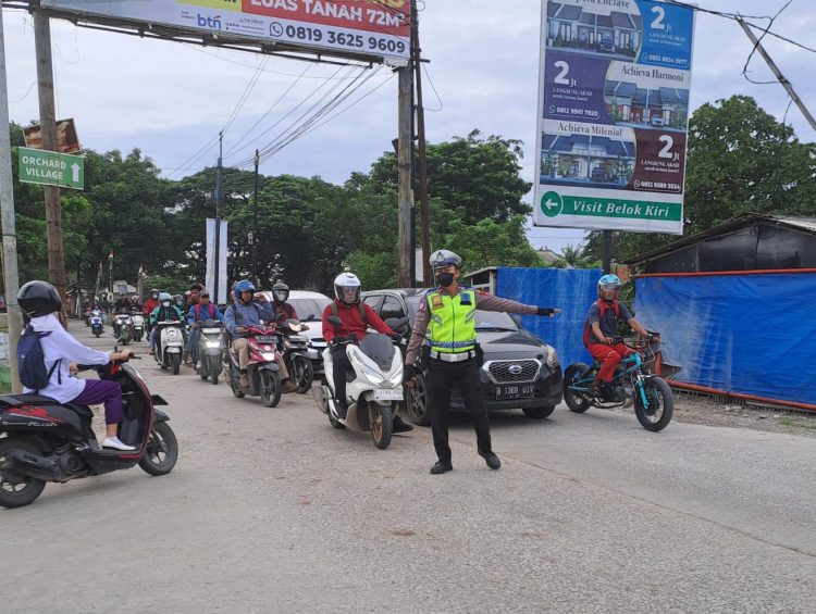 Polsek Babelan Atur Arus Pulang Kerja di Perempatan Warung Gabus Pucung