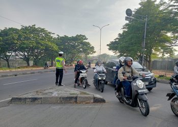 Polsek Cikarang Timur Jaga Kelancaran Arus Sore di Pertigaan Kojengkang