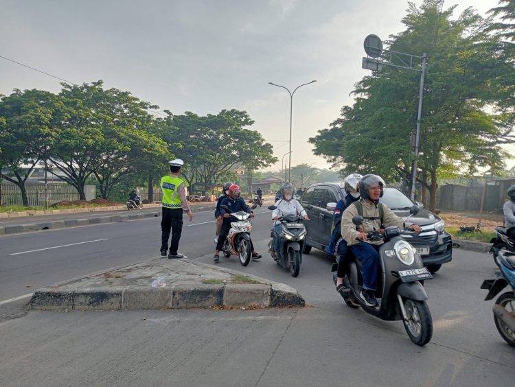 Polsek Cikarang Timur Jaga Kelancaran Arus Sore di Pertigaan Kojengkang