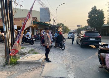 Polsek Cikarang Timur Atur Arus Sore di Pertigaan Alfamart Citarik