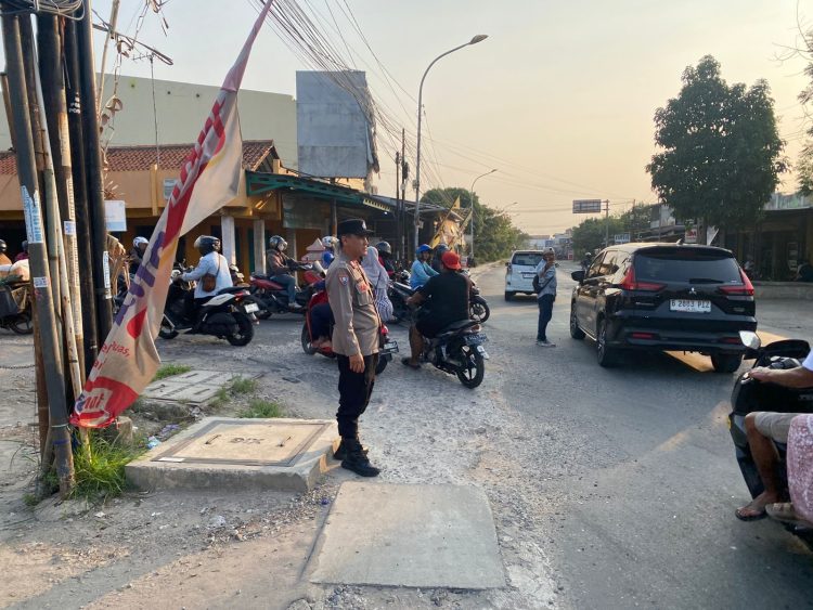 Polsek Cikarang Timur Atur Arus Sore di Pertigaan Alfamart Citarik