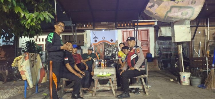 Jaga Jakarta Jaga Bekasi, Kapolsubsektor PUP Sambangi Pos Siskamling Ajak Warga Perkuat dan Aktifkan Kembali Satkamling