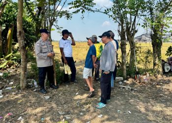 Jaga Jakarta Jaga Bekasi, Bhabinkamtibmas Waringinjaya Ajak Warga Perkuat Siskamling dan Awasi Anak di Malam Hari