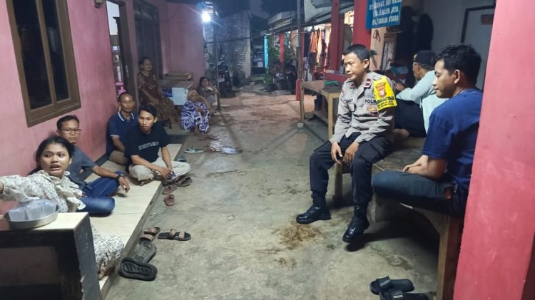 Bekasi Jaga Jakarta, Bhabinkamtibmas Jejalenjaya Mediasi Perselisihan Tetangga Lewat Musyawarah