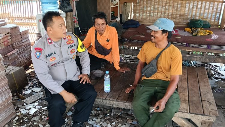 Jaga Jakarta Jaga Bekasi, Bhabinkamtibmas Kedungwaringin Ajak Warga Karangharum Jaga Kesejukan Pilkades
