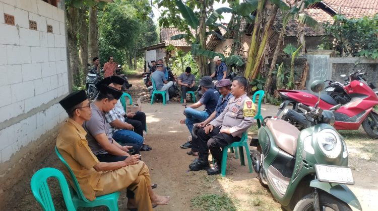 Jaga Jakarta Jaga Bekasi, Bhabinkamtibmas Serang Baru Perkuat Satkamling Bersama Warga Jayamulya