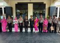 Polres Metro Bekasi Lepas 10 Personel Purna Bhakti dengan Tradisi Pedang Pora