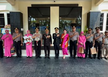 Polres Metro Bekasi Lepas 10 Personel Purna Bhakti dengan Tradisi Pedang Pora