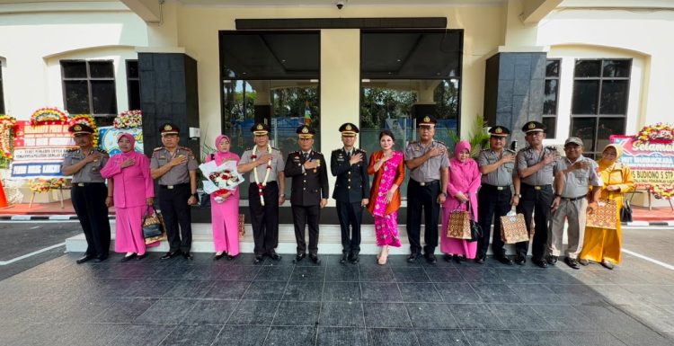 Polres Metro Bekasi Lepas 10 Personel Purna Bhakti dengan Tradisi Pedang Pora