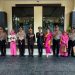 Polres Metro Bekasi Lepas 10 Personel Purna Bhakti dengan Tradisi Pedang Pora