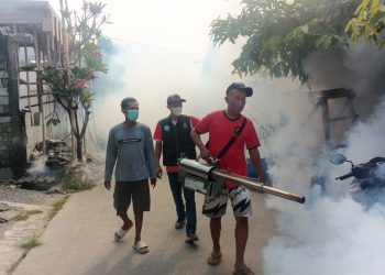Antisipasi DBD, Warga Perumahan BCM Cikarang Gelar Fogging di RT 06 RW 14