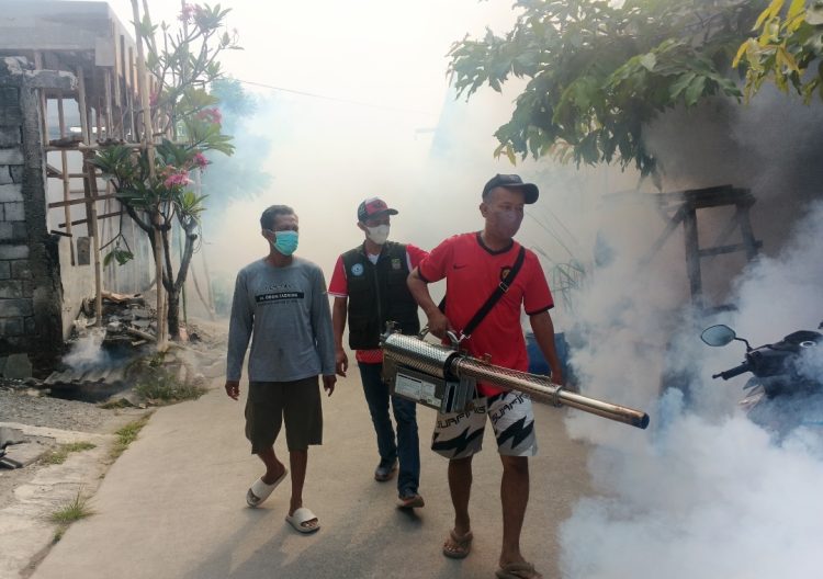 Antisipasi DBD, Warga Perumahan BCM Cikarang Gelar Fogging di RT 06 RW 14