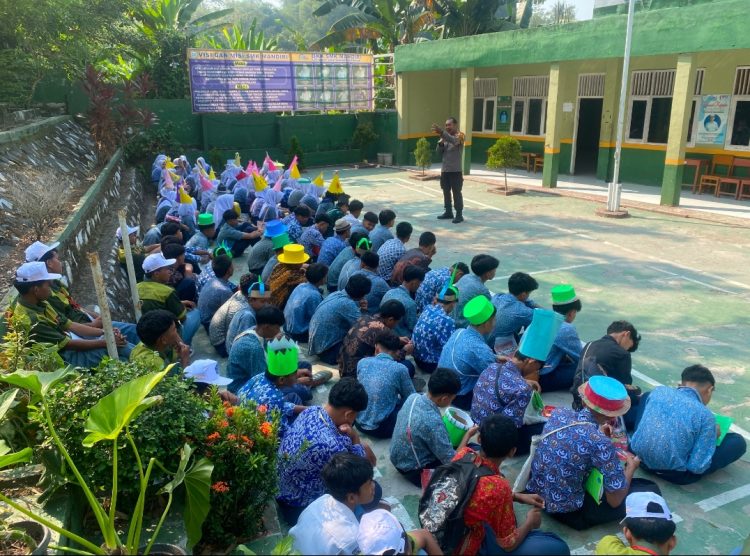 Police Goes to School, Polsek Cibarusah Tanamkan Disiplin dan Semangat Belajar di SMK Mandiri