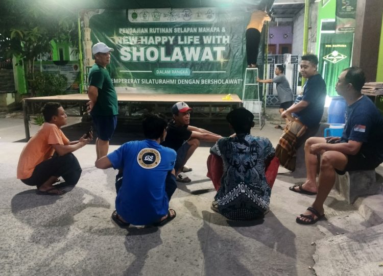 Warga Blok RT 06 RW 14 BCM Gotong Royong Persiapkan Pengajian Selapanan Mahapa Sholawat