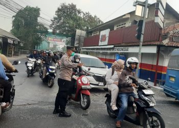 Jaga Jakarta Jaga Bekasi: Polsek Tambun Selatan Layani Pengaturan Lalu Lintas Pagi di Jembatan Besi Karangsatria