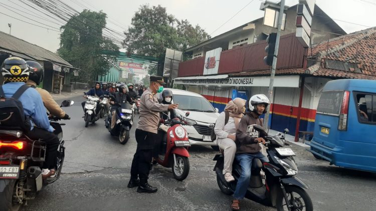 Jaga Jakarta Jaga Bekasi: Polsek Tambun Selatan Layani Pengaturan Lalu Lintas Pagi di Jembatan Besi Karangsatria