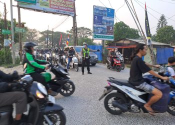 Jaga Jakarta Jaga Bekasi: Polsek Babelan Atur Arus Lalu Lintas Pagi di Warung Gabus Pucung