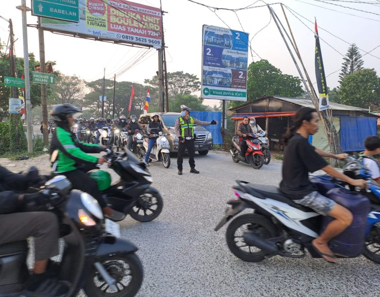 Jaga Jakarta Jaga Bekasi: Polsek Babelan Atur Arus Lalu Lintas Pagi di Warung Gabus Pucung