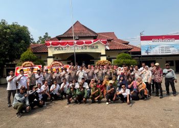 Koramil 08 Lemahabang dan Warga Beri Kejutan Hari Bhayangkara ke-80 untuk Polsek Cikarang Timur