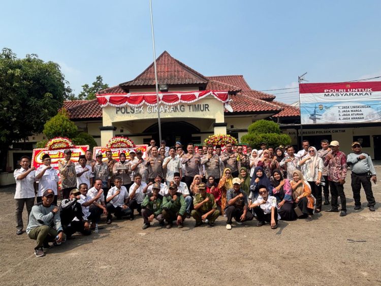 Koramil 08 Lemahabang dan Warga Beri Kejutan Hari Bhayangkara ke-80 untuk Polsek Cikarang Timur