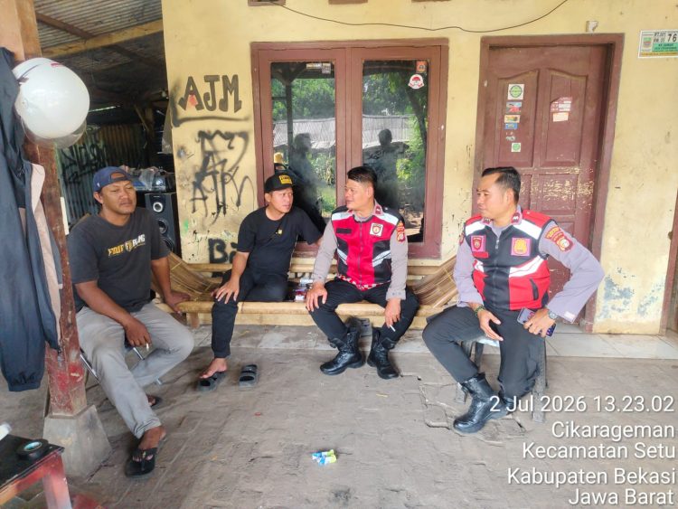 Patroli Mobile Polsek Setu Sambangi Warga Desa Cikarageman Antisipasi Gangguan Kamtibmas