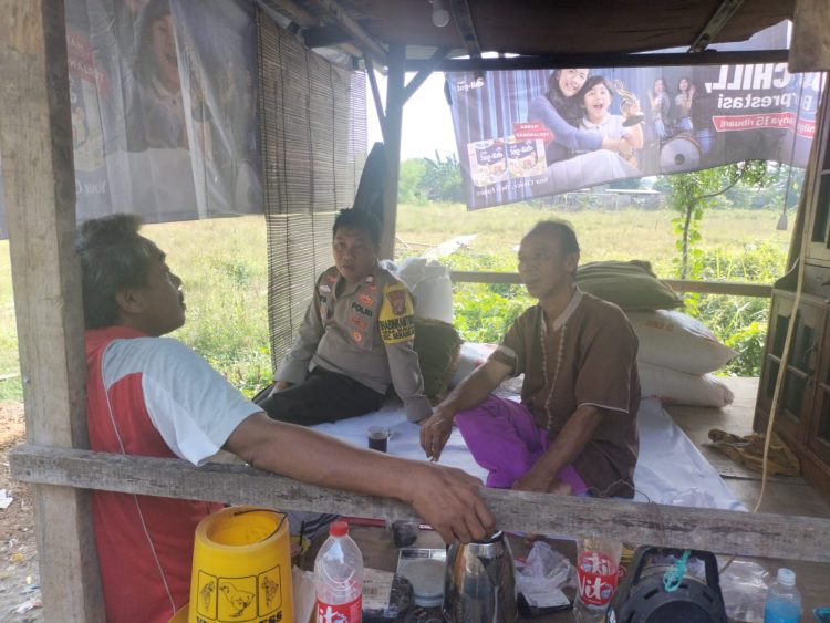 Bhabinkamtibmas Polsek Serang Baru Sambangi Warga Desa Sukasari, Sampaikan Imbauan Kamtibmas