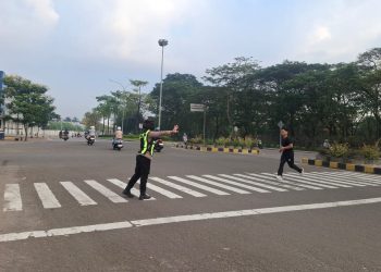 Jaga Jakarta Jaga Bekasi, Polwan Polres Metro Bekasi Hadir Atur Lalu Lintas Pagi Hari
