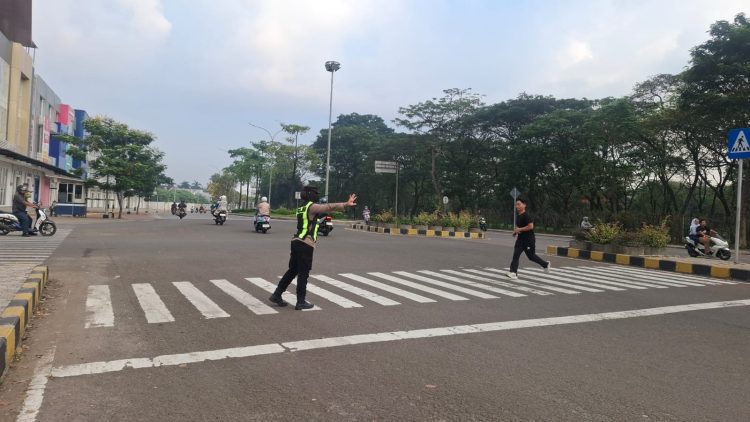 Jaga Jakarta Jaga Bekasi, Polwan Polres Metro Bekasi Hadir Atur Lalu Lintas Pagi Hari