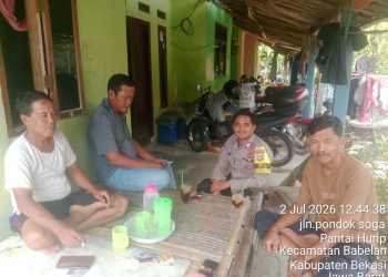 Jaga Jakarta Jaga Bekasi, Bhabinkamtibmas Pantai Hurip Sambangi Warga dan Sampaikan Pesan Kamtibmas