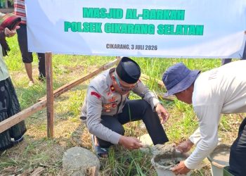 Kapolsek Cikarang Selatan Letakkan Batu Pertama Pembangunan Tempat Wudhu Masjid Al-Barkah