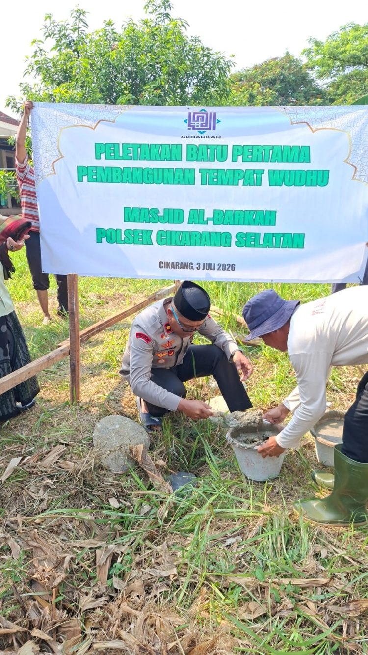 Kapolsek Cikarang Selatan Letakkan Batu Pertama Pembangunan Tempat Wudhu Masjid Al-Barkah