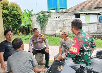 Jaga Jakarta Jaga Bekasi, Bhabinkamtibmas dan Babinsa Sambangi Warga Karangharum Jelang Pilkades