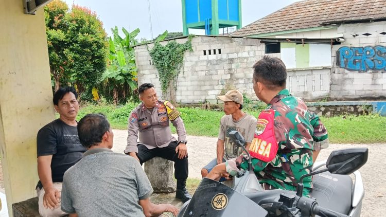 Jaga Jakarta Jaga Bekasi, Bhabinkamtibmas dan Babinsa Sambangi Warga Karangharum Jelang Pilkades