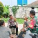 Jaga Jakarta Jaga Bekasi, Bhabinkamtibmas dan Babinsa Sambangi Warga Karangharum Jelang Pilkades