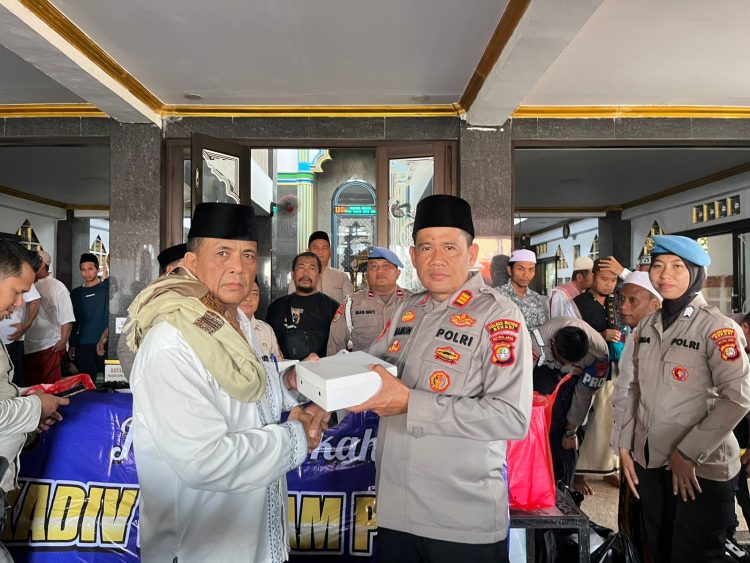 Jumat Berkah Sipropam Polres Metro Bekasi, Perkuat Silaturahmi dan Kepedulian di Desa Cibatu