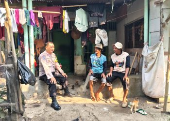 Jaga Jakarta Jaga Bekasi, Bhabinkamtibmas Kedungwaringin Perkuat Silaturahmi dengan Warga Desa Bojongsari
