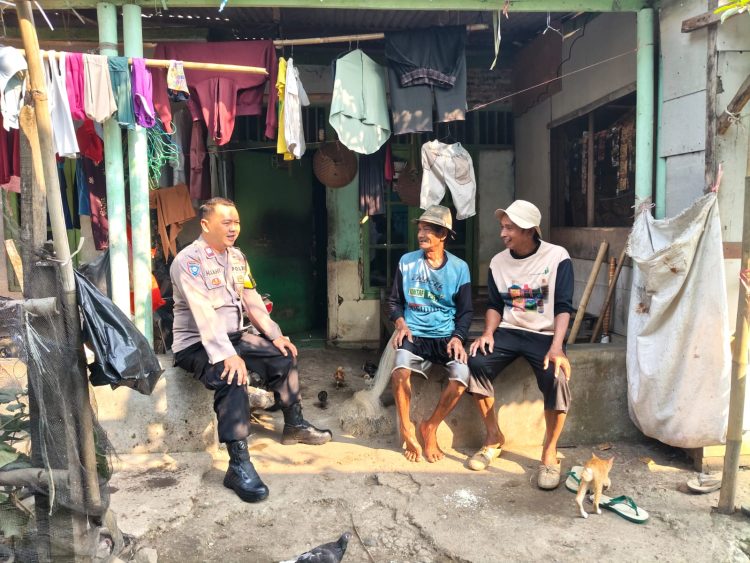 Jaga Jakarta Jaga Bekasi, Bhabinkamtibmas Kedungwaringin Perkuat Silaturahmi dengan Warga Desa Bojongsari