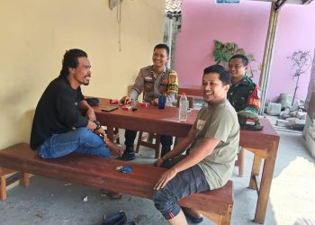 Bhabinkamtibmas Sukaragam Sambangi Tokoh Masyarakat, Ajak Warga Aktif Jaga Lingkungan
