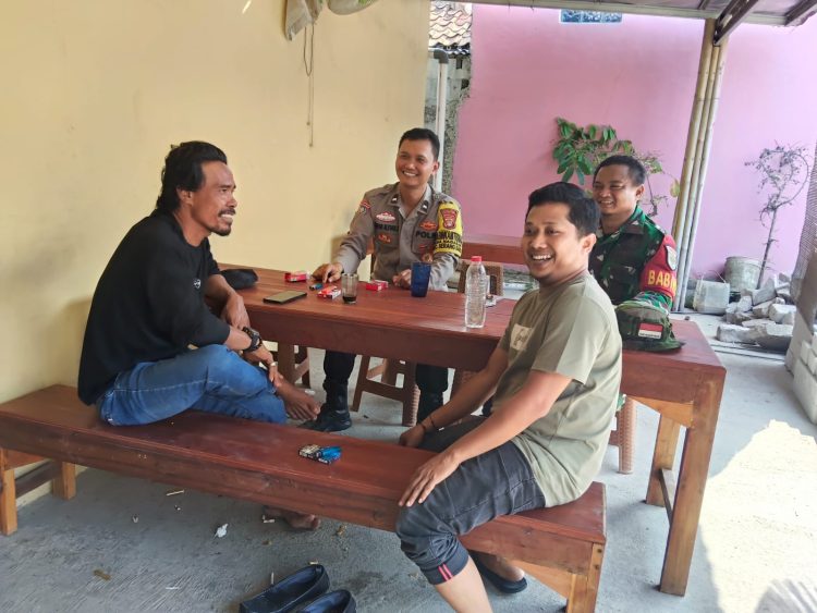 Bhabinkamtibmas Sukaragam Sambangi Tokoh Masyarakat, Ajak Warga Aktif Jaga Lingkungan