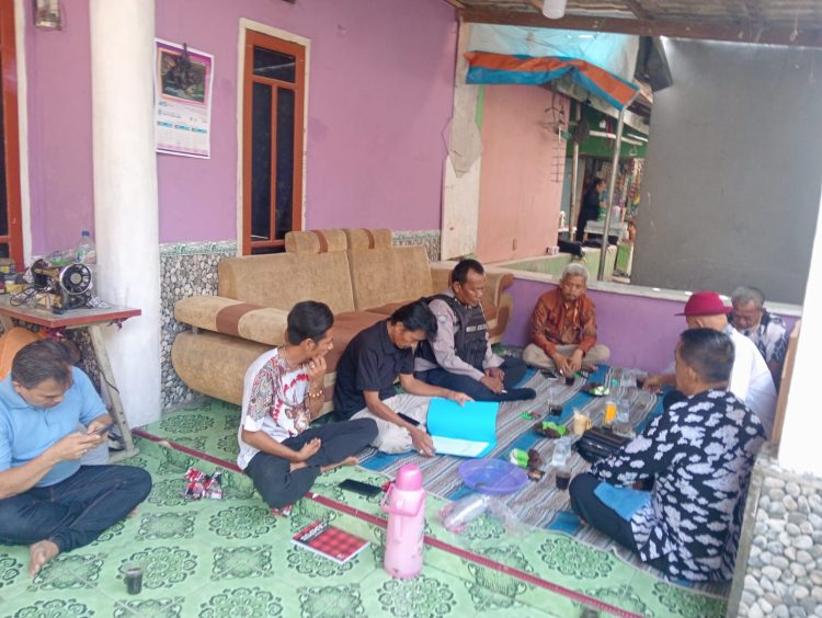 Bhabinkamtibmas Karang Sambung Dampingi Panitia Pilkades, Ajak Warga Jaga Kondusivitas Desa