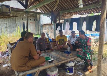 Jaga Jakarta Jaga Bekasi, Bhabinkamtibmas Polsek Tambelang Sambangi Warga Desa Sukadaya dan Sosialisasikan Layanan Polisi 110